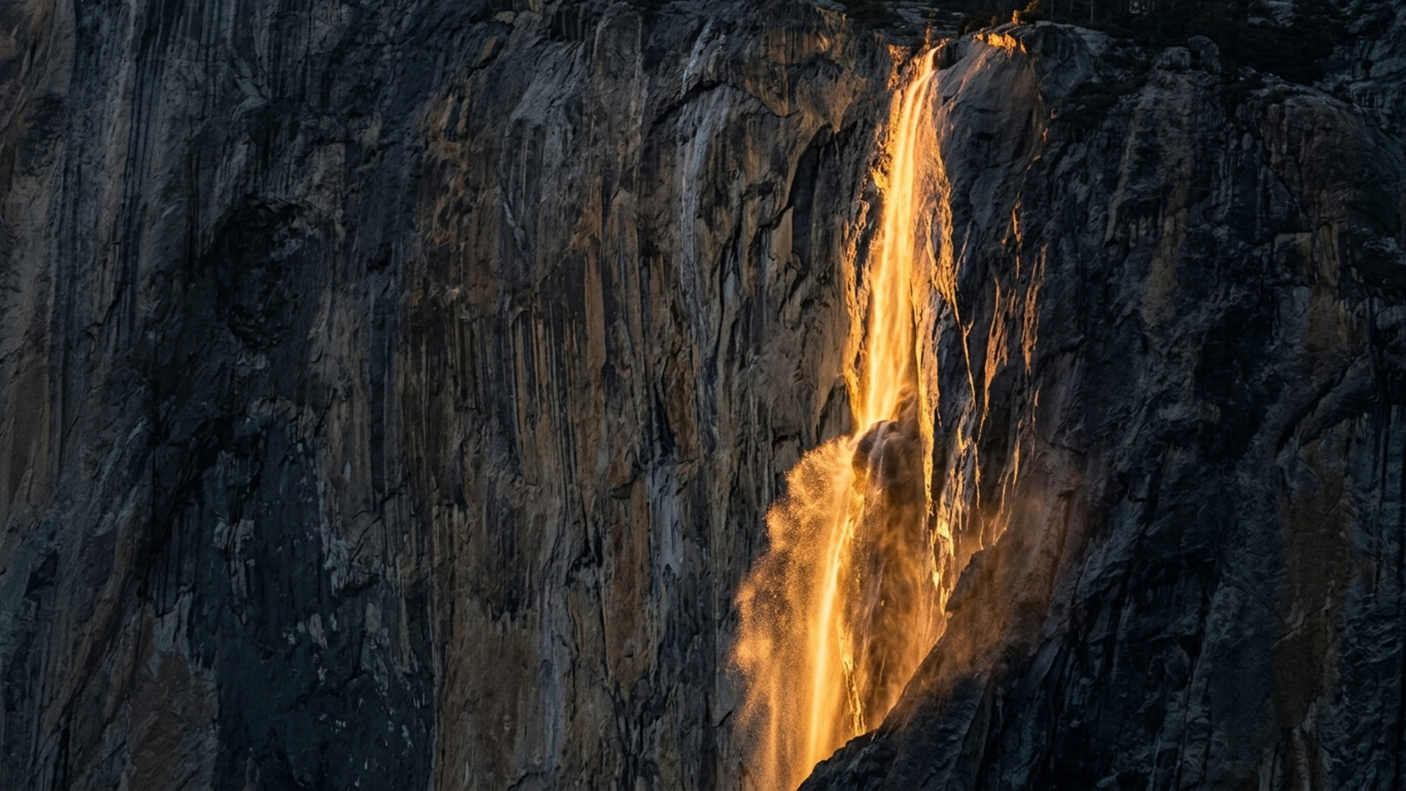 Uma cachoeira de 300 metros parece virar lava por alguns minutos quando o Sol ilumina uma montanha