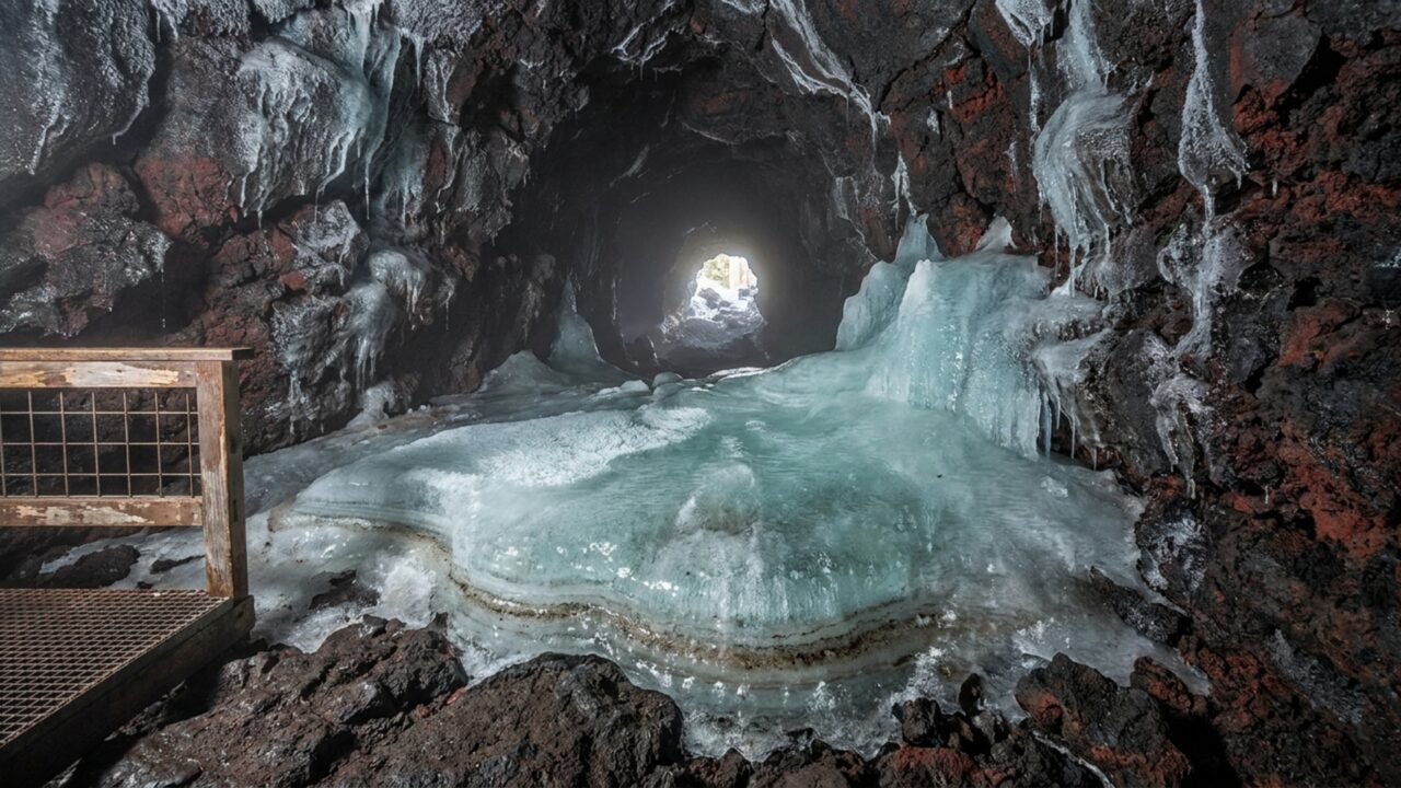 Uma caverna congelada a -0,6 °C resiste ao calor do deserto e guarda camadas de gelo de até 6 metros de espessura