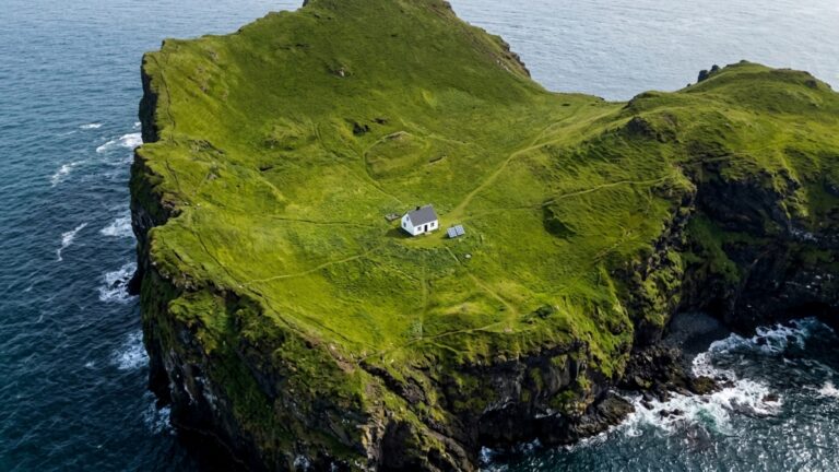 A casa mais isolada do mundo começa a trocar geradores por energia solar