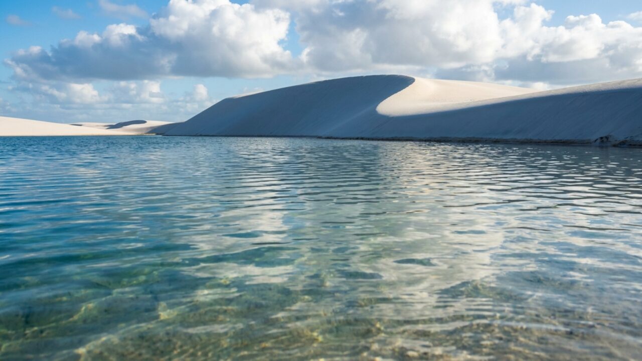 O paraíso de dunas brancas que se enche de lagoas de água doce todo ano está entre os 3 destinos que os brasileiros mais querem conhecer