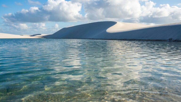 O paraíso de dunas brancas que se enche de lagoas de água doce todo ano está entre os 3 destinos que os brasileiros mais querem conhecer // IMAGEM ILUSTRATIVA