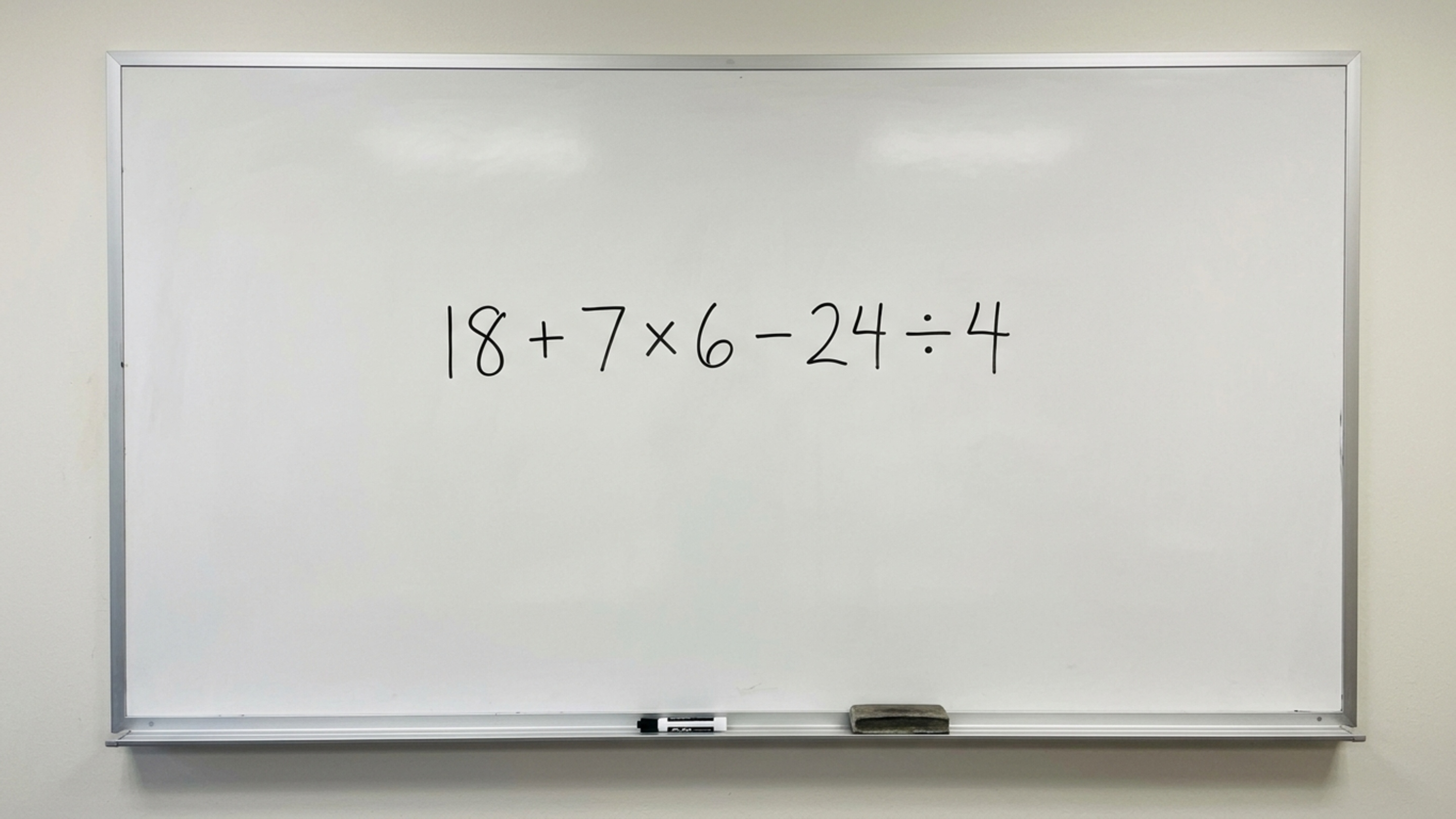 Tente resolver 18 + 7 × 6 – 24 ÷ 4 sem calculadora e teste sua memória do ensino fundamental