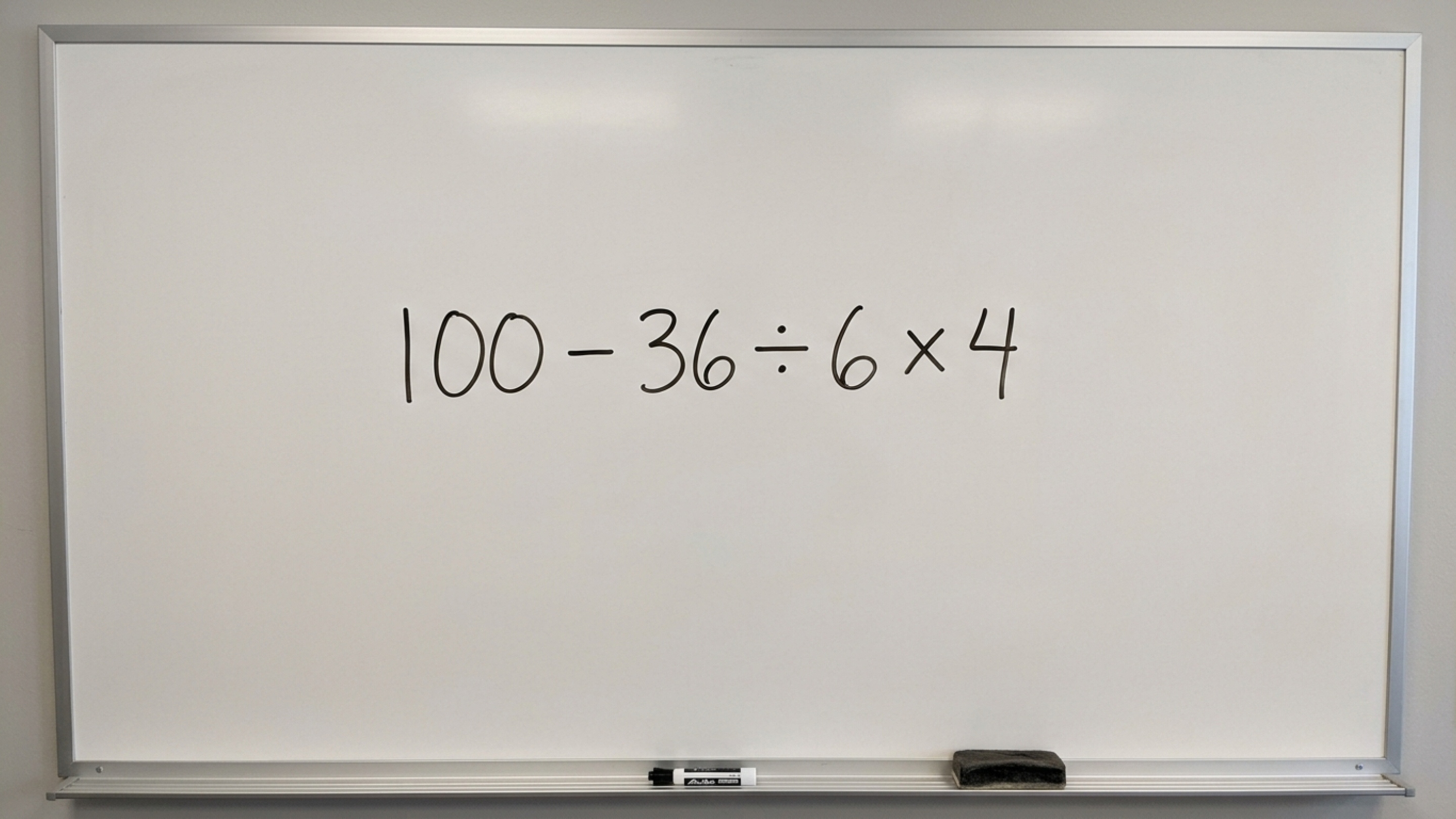 Resolva 100 – 36 ÷ 6 × 4 sem fazer as contas simplesmente da esquerda para a direita
