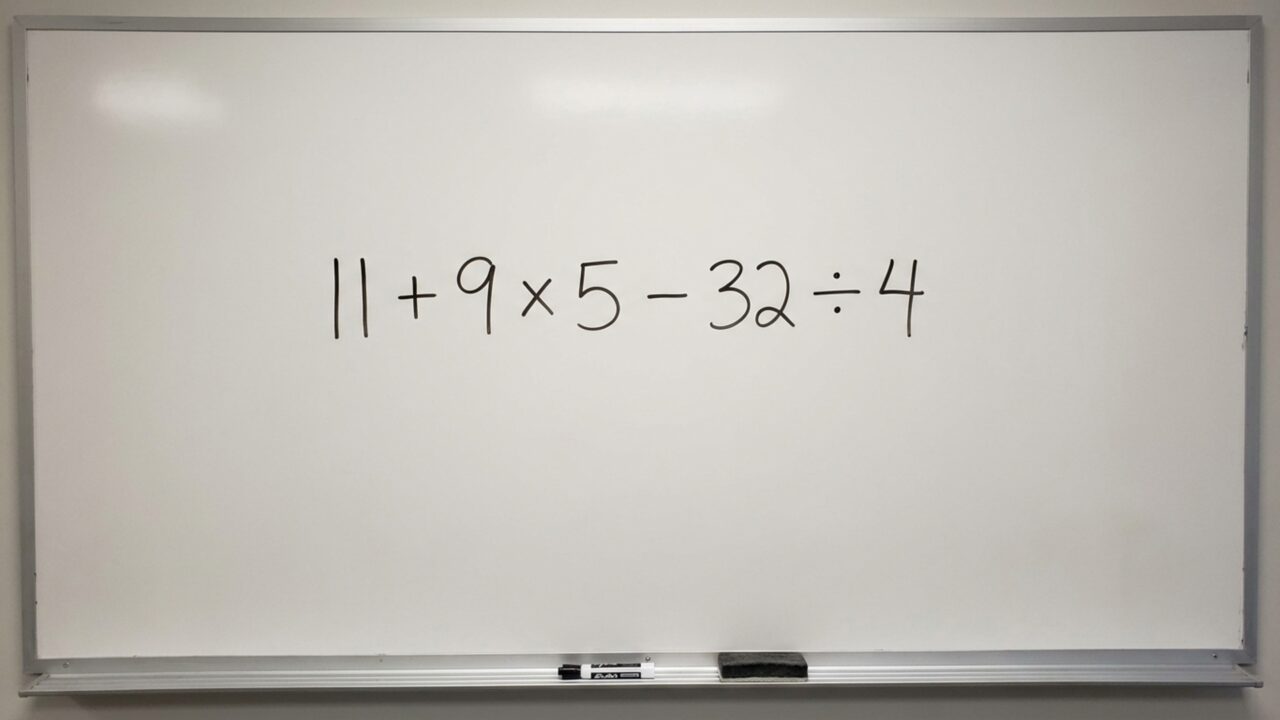 Tente resolver 11 + 9 × 5 – 32 ÷ 4 sem calculadora e veja se a resposta vem de primeira