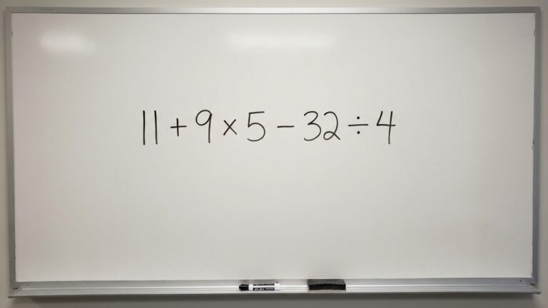 Tente resolver 11 + 9 × 5 - 32 ÷ 4 sem calculadora e veja se a resposta vem de primeira