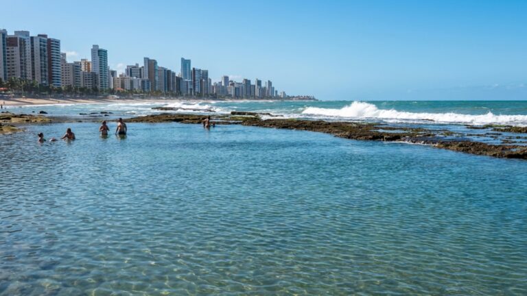 A cidade onde o mar fica perto de 26°C o ano inteiro e os recifes formam piscinas naturais na maré baixa
