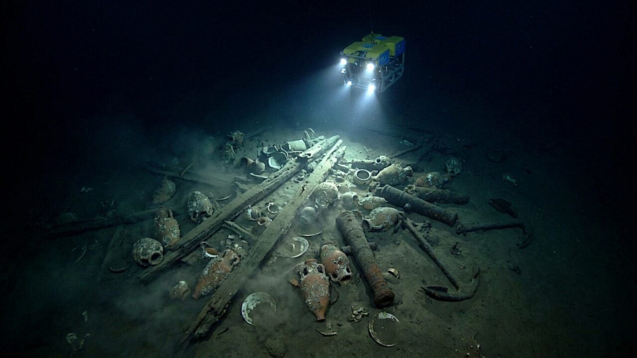 A mais de 2.500 metros de profundidade, um achado no fundo do mar preserva centenas de objetos e levou pesquisadores a voltar com robôs em 2026