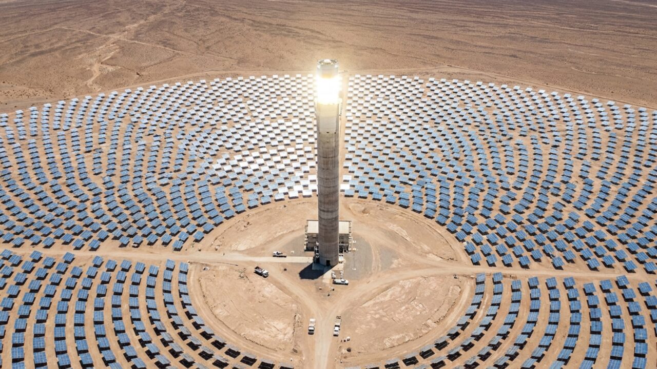 10.600 espelhos e uma torre de 250 metros: a usina no deserto projetada para gerar energia mesmo sem sol