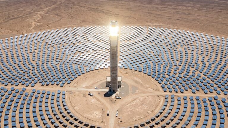 10.600 espelhos e uma torre de 250 metros: a usina no deserto projetada para gerar energia mesmo sem sol
