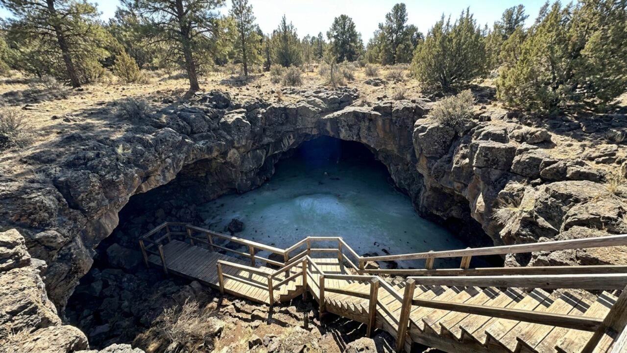 Uma caverna congelada a -0,6 °C resiste ao calor do deserto e guarda camadas de gelo de até 6 metros de espessura