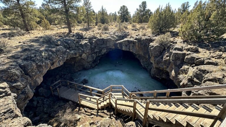 Uma caverna congelada a -0,6 °C resiste ao calor do deserto e guarda camadas de gelo de até 6 metros de espessura