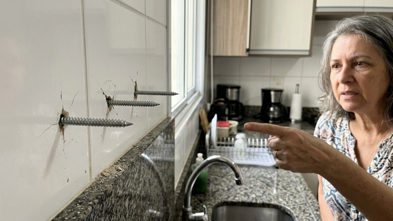 Família contrata marceneiro para instalar armários na cozinha, vizinha descobre que 3 parafusos atravessaram a parede e danificaram seu revestimento, mas a empresa afirma que seguiu exatamente o projeto