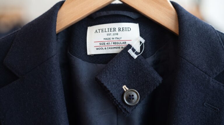 A utilidade do retalho de tecido extra que vem com botões em roupas novas.