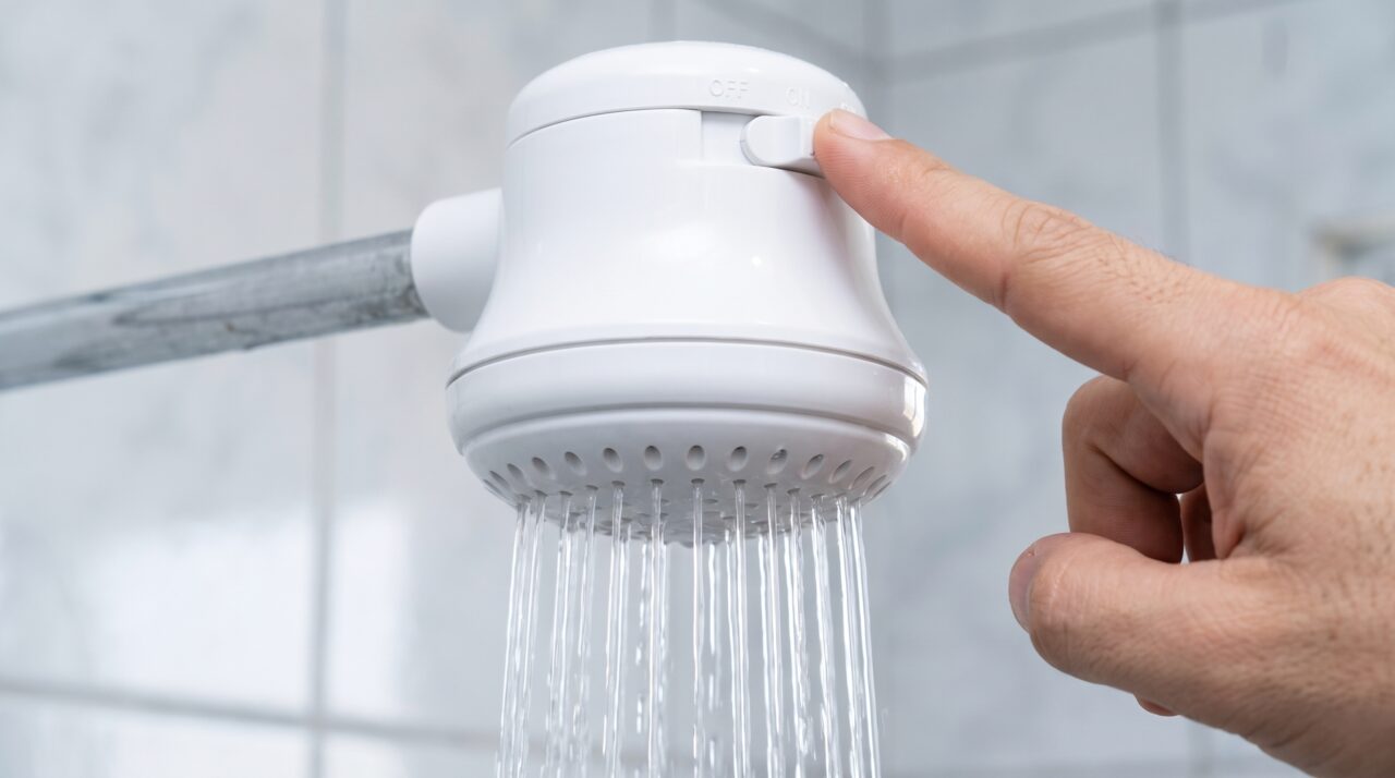 Banhista gira o registro do chuveiro de quente para frio com a água correndo e não percebe o motivo pelo qual esse gesto simples deveria ser evitado