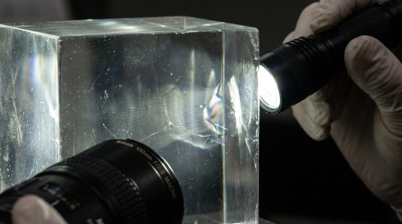 O vidro deixa ondas de terahertz passar até certo ponto e um novo modelo finalmente liga essa perda de transparência ao movimento microscópico do material