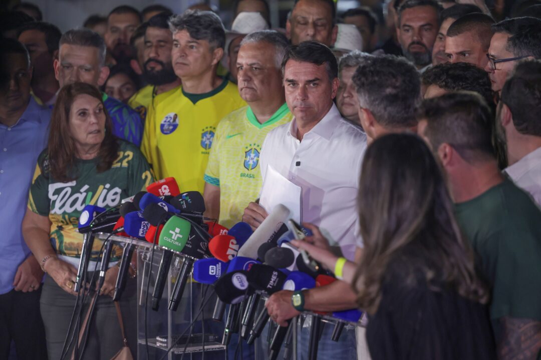 Crusoé: Flávio ficará sem cargo público e sem foro privilegiado em 2027