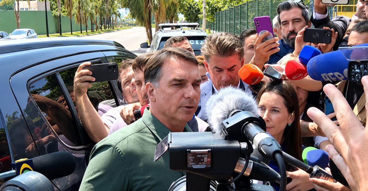 Flávio faz visita a Bolsonaro após 90 dias de proibição