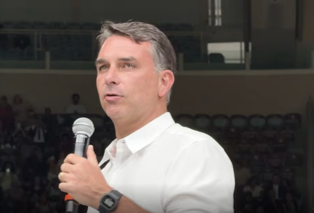 Flávio fala em “guerra espiritual” e recebe apoio de bispo em culto