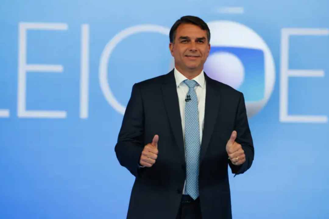 Flávio Bolsonaro anuncia propostas fora do plano de governo