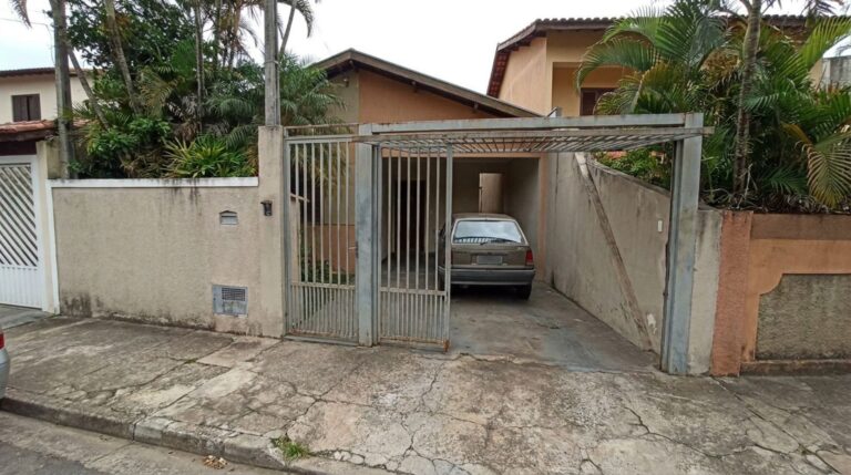 Casal constrói garagem em lote trapezoidal e descobre que a frente é menor do que a medida usada no projeto