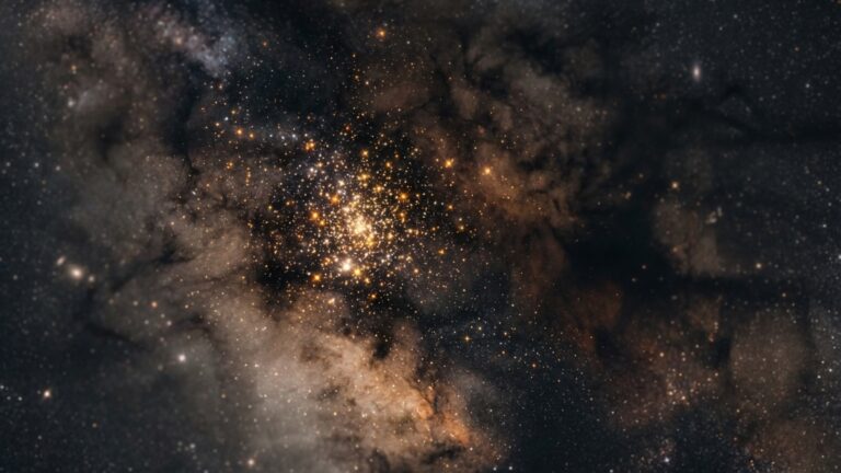 Um aglomerado de estrelas ficou escondido no disco lotado da Via Láctea e agora desafia até a categoria em que deveria entrar