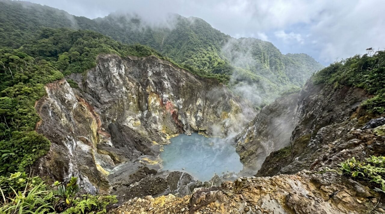 Em março de 2024, o nível do Boiling Lake caiu drasticamente, deixando expostas as paredes internas da depressão e pouca água no fundo