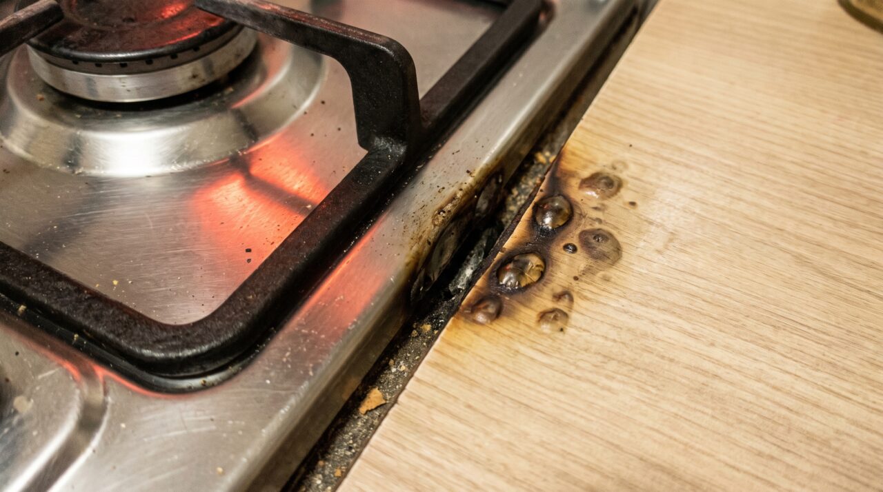Família instala um cooktop em bancada de madeira e descobre por que o recorte precisa considerar o calor antes de usar o equipamento