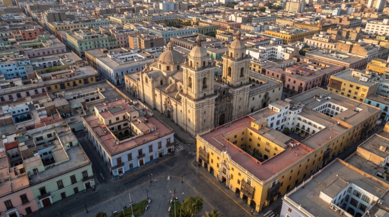 Terremotos derrubaram partes de Lima repetidas vezes, mas o centro histórico continuou reconstruindo igrejas e casarões sobre a mesma malha colonial