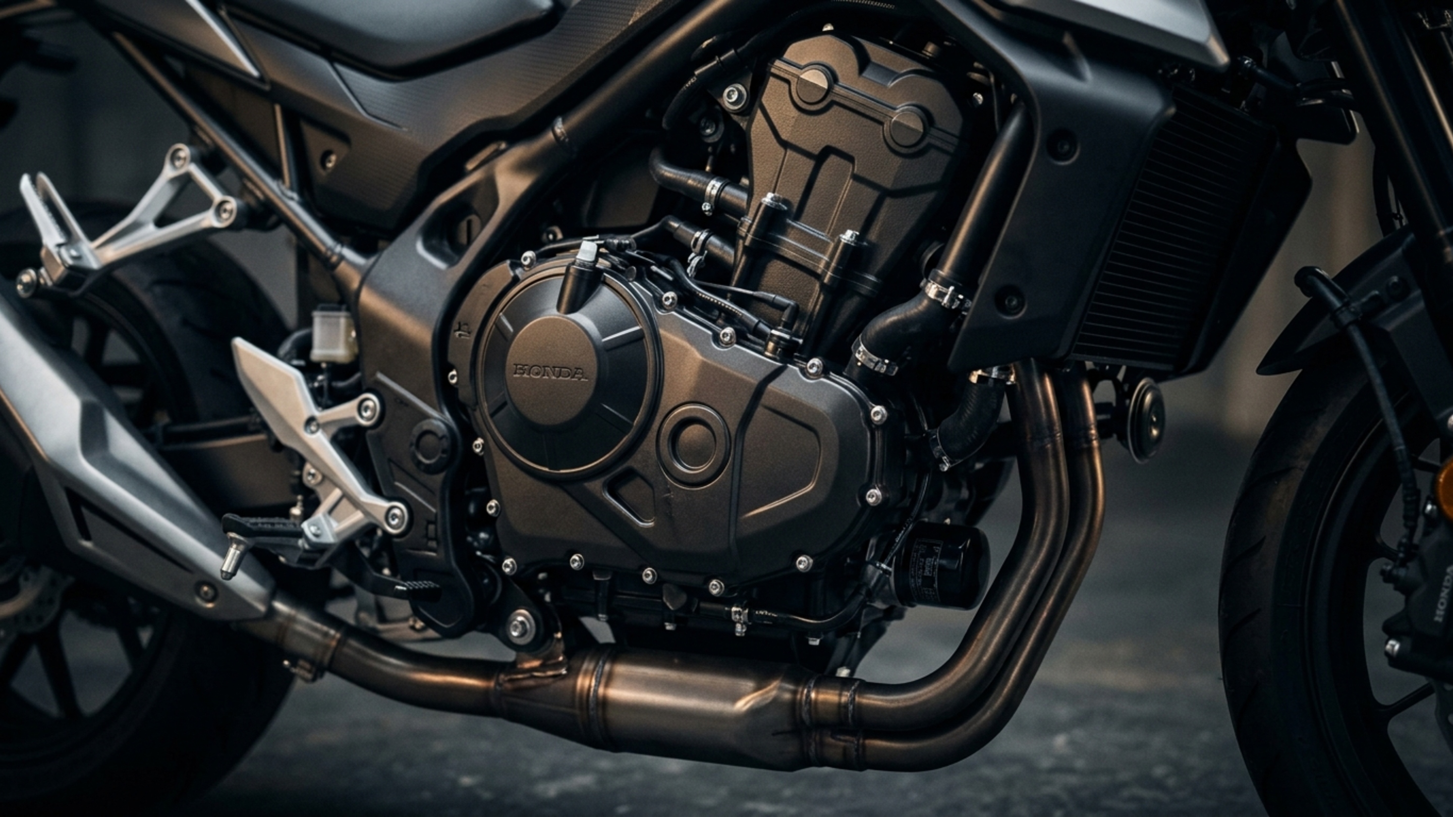 Cinco modos de pilotagem permitem alterar o comportamento de uma moto de 755 cilindradas e 69,3 cv que também utiliza embreagem assistida e deslizante