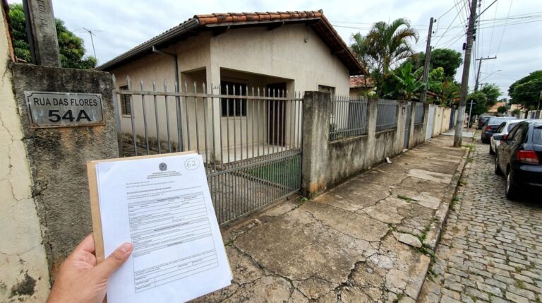 Família constrói casa no lote indicado pelo vendedor e, ao solicitar a ligação definitiva de energia, descobre uma troca na identificação que aponta o terreno comprado para outra posição