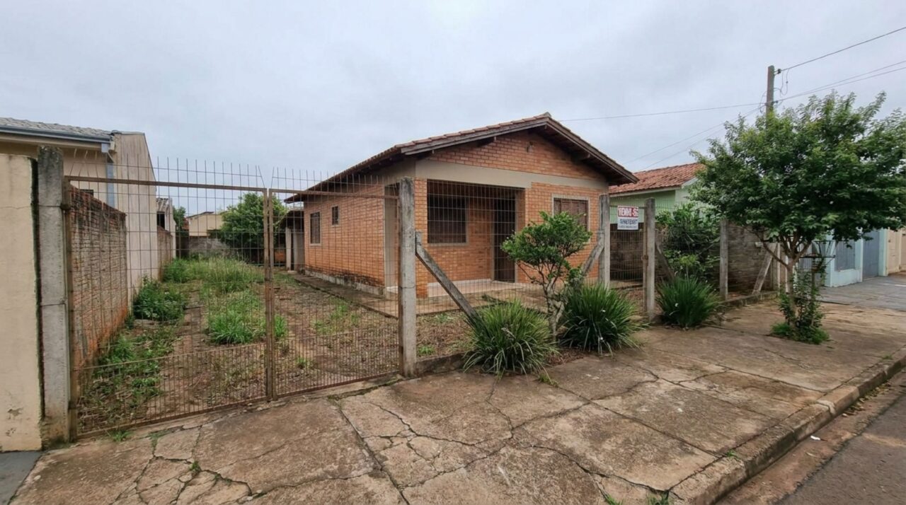 Mulher compra terreno cercado, constrói a casa e descobre, ao regularizar o imóvel, que a área ocupada inclui parte de um lote contíguo que não entrou na compra