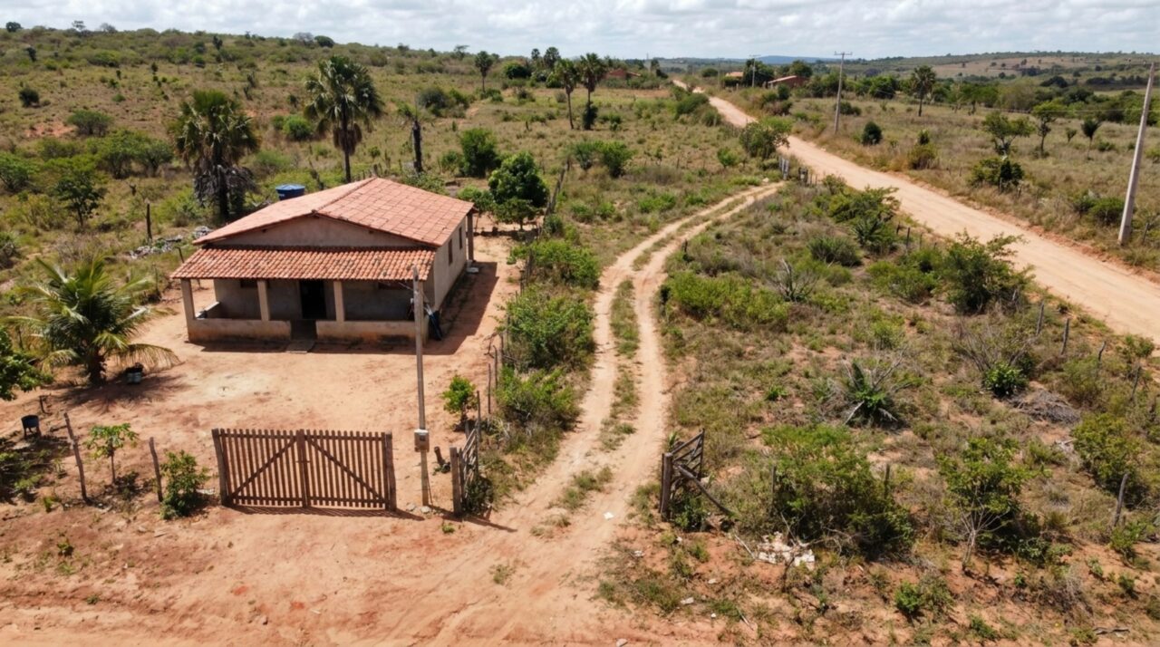 Casal compra terreno com acesso por uma estrada antiga, termina a casa e descobre, ao colocar o portão, que a passagem atravessa propriedade alheia sem servidão registrada