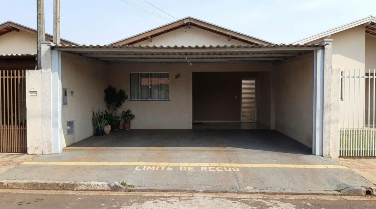 Família constrói garagem junto à frente do lote e, ao pedir a regularização da casa, descobre que o projeto ocupou o recuo frontal exigido pelas regras municipais