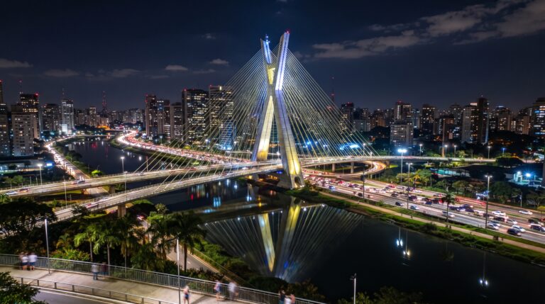 Arquitetura e engenharia da Ponte Estaiada Octávio Frias de Oliveira em São Paulo.