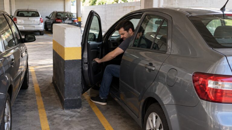 A vaga continua no mesmo lugar, mas a porta do carro já não abre: condomínio instala proteção de concreto entre os veículos e moradores começam a contestar a nova largura