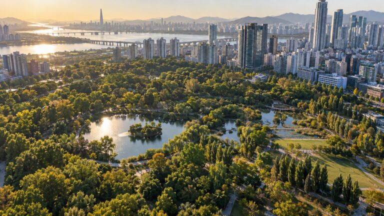 Uma curta caminhada leva de ruas tomadas por pedestres a um enorme parque cercado por prédios, contraste que se repete em diferentes pontos desta metrópole asiática