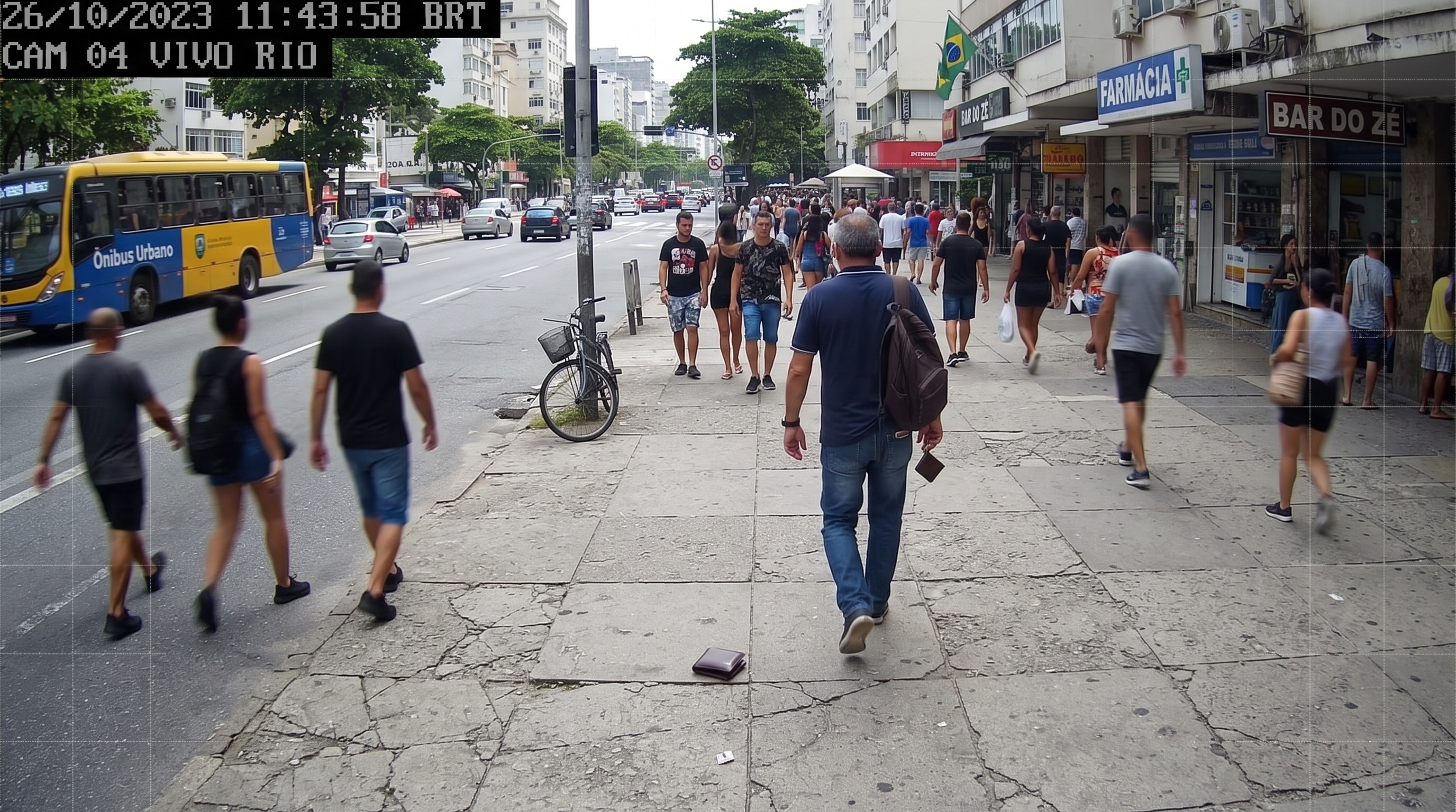 Pedestre encontra carteira com R$ 500 na calçada, decide ficar com o dinheiro por achar que “achado não é roubado” e acaba indiciado criminalmente por câmeras de segurança