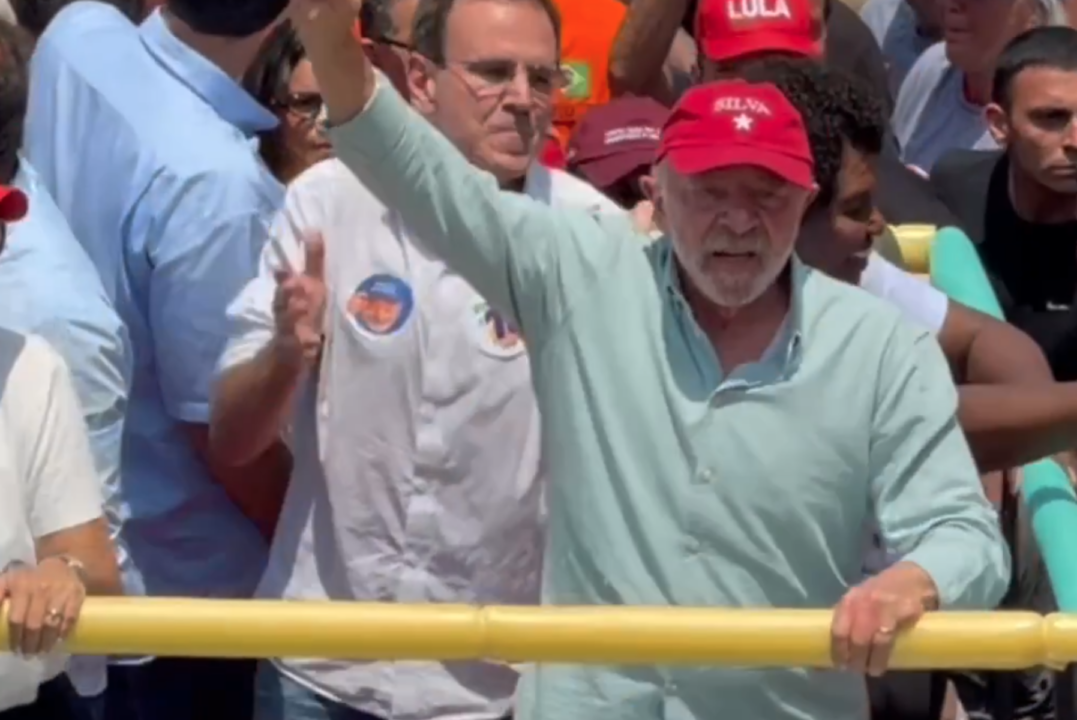 Em ato no Rio, Lula acusa Flávio de “roubar” ilha de Richarlison