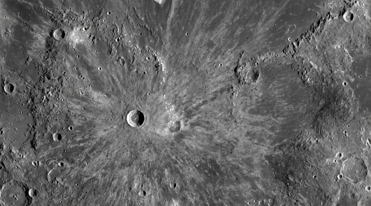 O impacto que formou McGetchin modificou o regolito lunar em uma área extensa, onde instrumentos orbitais identificaram temperaturas noturnas mais baixas
