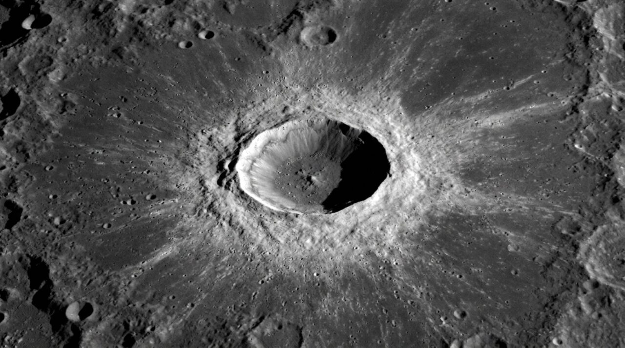 Uma cratera de 222 metros surgiu na Lua sem ninguém ver o impacto e o buraco é maior que o Coliseu