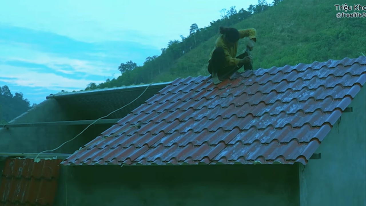 Mãe solo construindo sozinha, tijolo por tijolo, uma casa dos sonhos para ela e o filho viraliza, e o resultado final deixa quem duvidou dela sem palavras