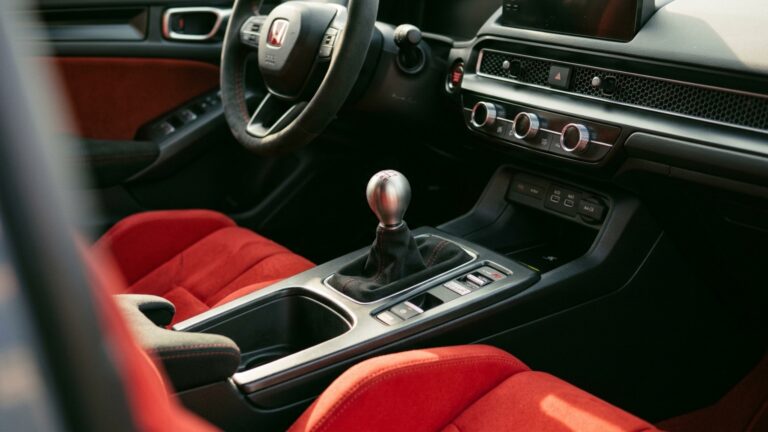 Honda Civic Type R vendido no Brasil com foco em desempenho