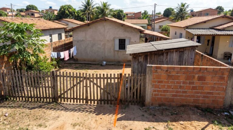 Mulher compra casa e, ao trocar a cerca por um muro, descobre que o depósito do vizinho foi construído além da divisa, enquanto ele afirma ter autorização verbal do antigo dono