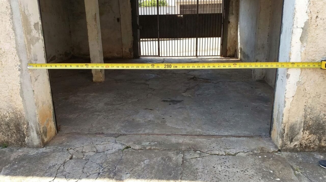 Casal constrói garagem em lote trapezoidal e descobre que a frente é menor do que a medida usada no projeto