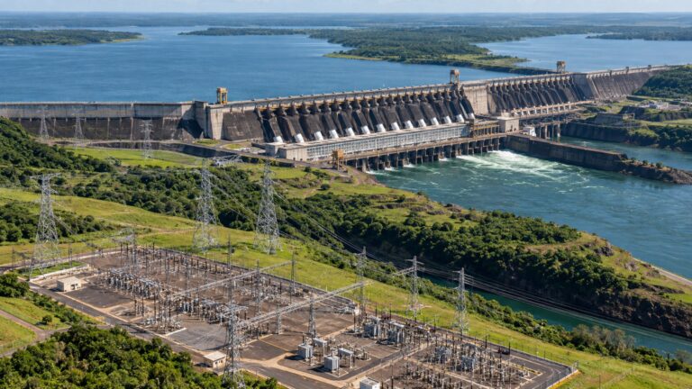 Megaobra no rio de fronteira reúne vinte unidades de 700 MW e chega a 14 mil MW de potência instalada para abastecer dois países