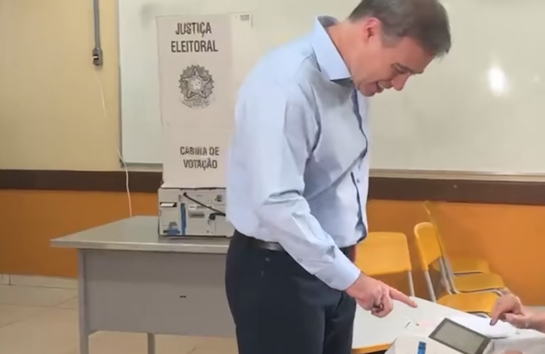 Mendonça é recebido com aplausos ao chegar para votar no DF