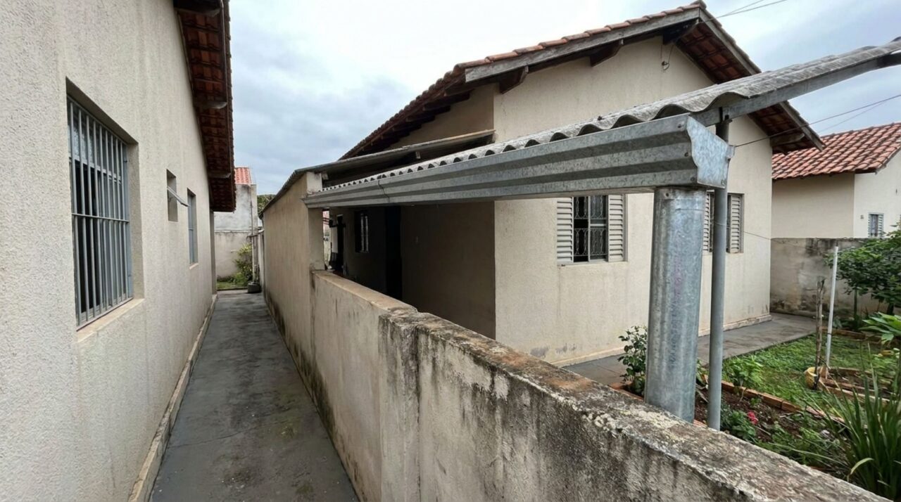 Família descobre que a cobertura metálica do vizinho ultrapassa o muro e ocupa o espaço sobre seu quintal, exige recuo e recebe proposta de instalar uma calha como solução