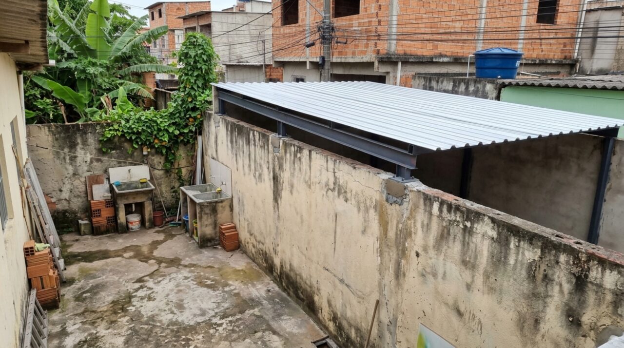 Família investe R$ 12 mil na construção de um muro de 25 metros e descobre que o vizinho usa a estrutura para apoiar uma nova garagem sem pedir autorização