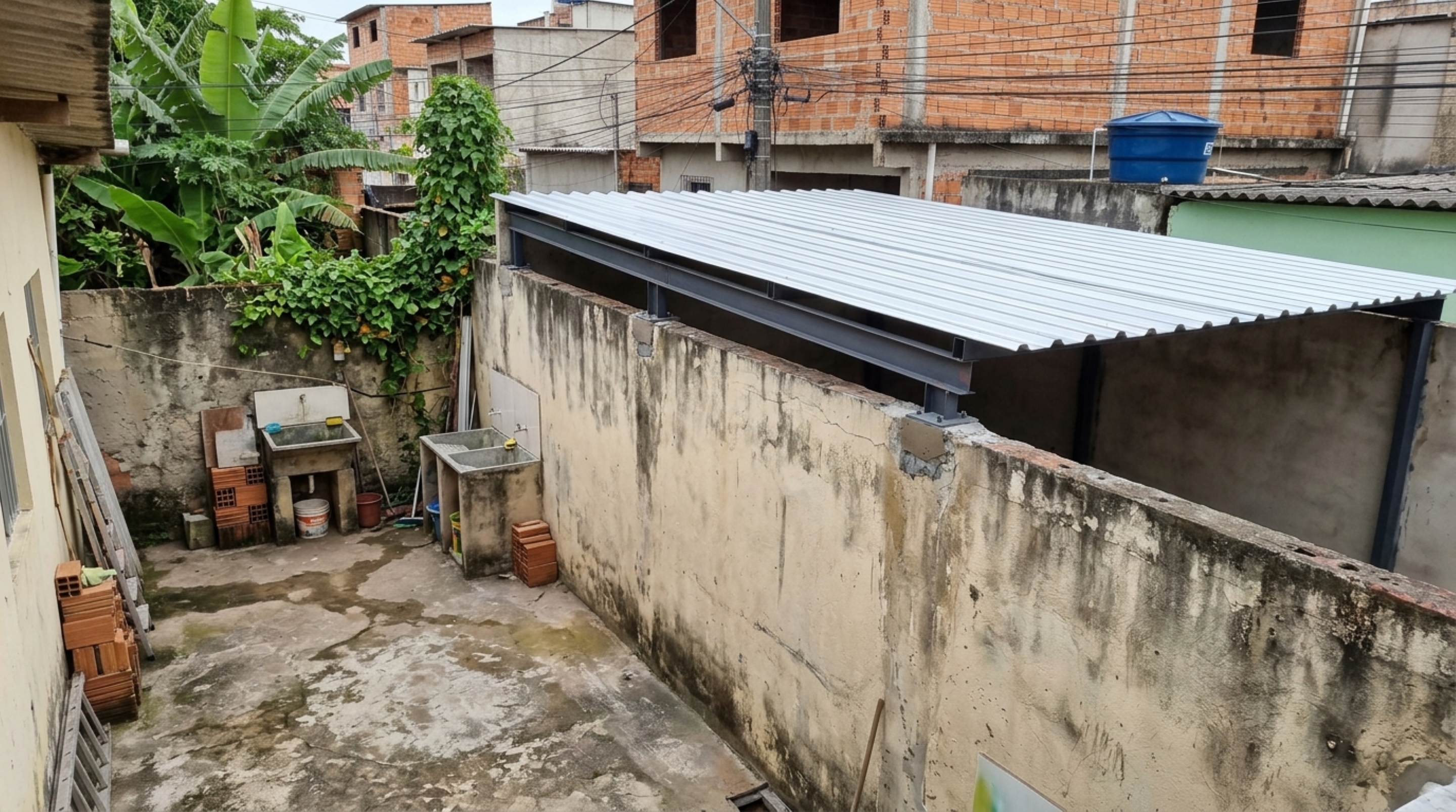 Família investe R$ 12 mil na construção de um muro de 25 metros e descobre que o vizinho usa a estrutura para apoiar uma nova garagem sem pedir autorização
