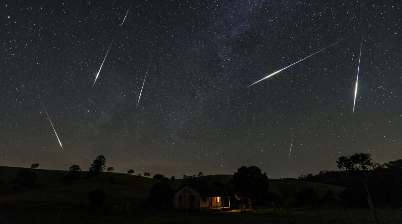 O cometa Halley deixa dois rastros de meteoros na Terra todos os anos mesmo estando agora a bilhões de quilômetros do Sol